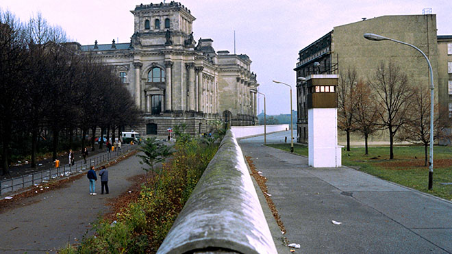 نوفمبر 1989 ، حائط برلين بالقرب من مبنى الرايخستاغ